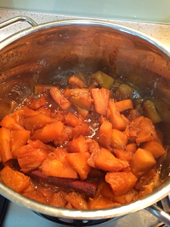 Simmering pineapple for jam|Ong Sor Fernさん