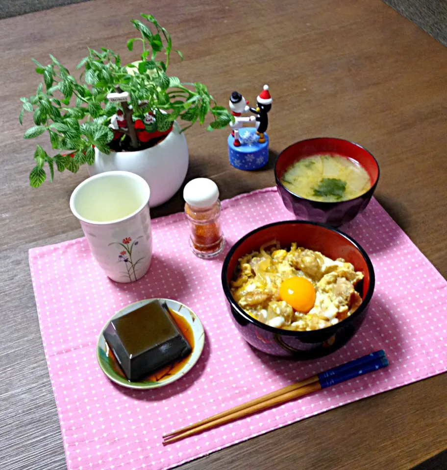 Snapdishの料理写真:親子丼、黒胡麻豆腐、大根のお味噌汁、煎茶|pentarouさん