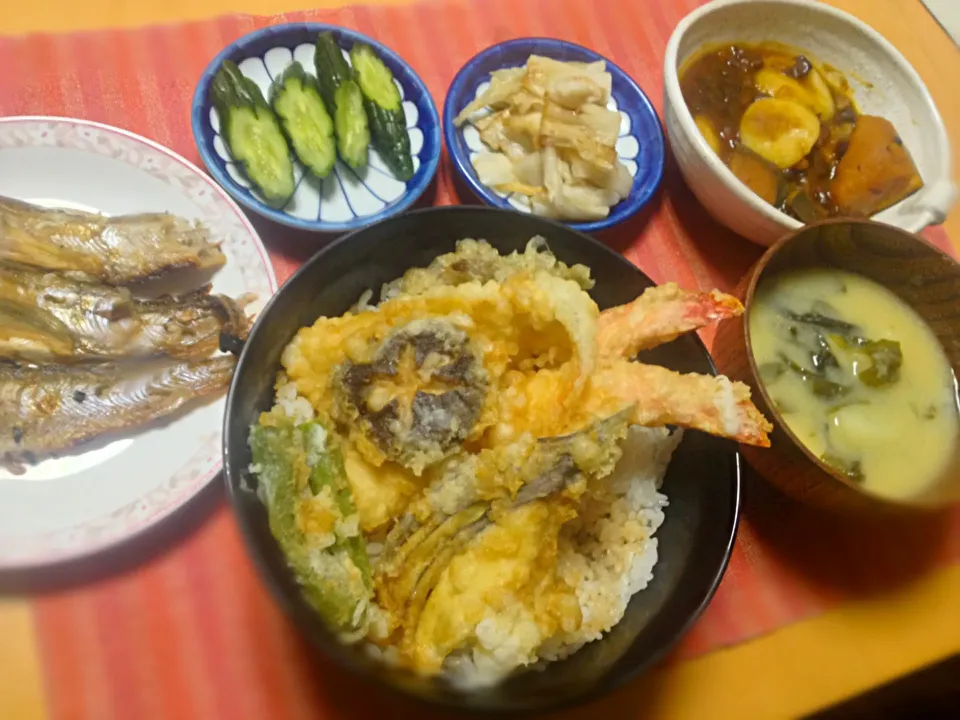 天丼に二種の漬物、冬至なので白玉入りのかぼちゃ。味噌汁とハタハタ焼き。♪( ´▽｀)|shenhuaさん