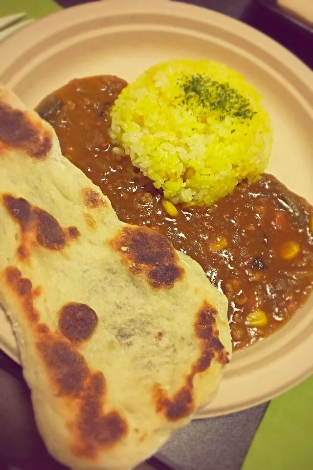 挽き肉カレーとターメリックライスとナン|こねえちゃんさん