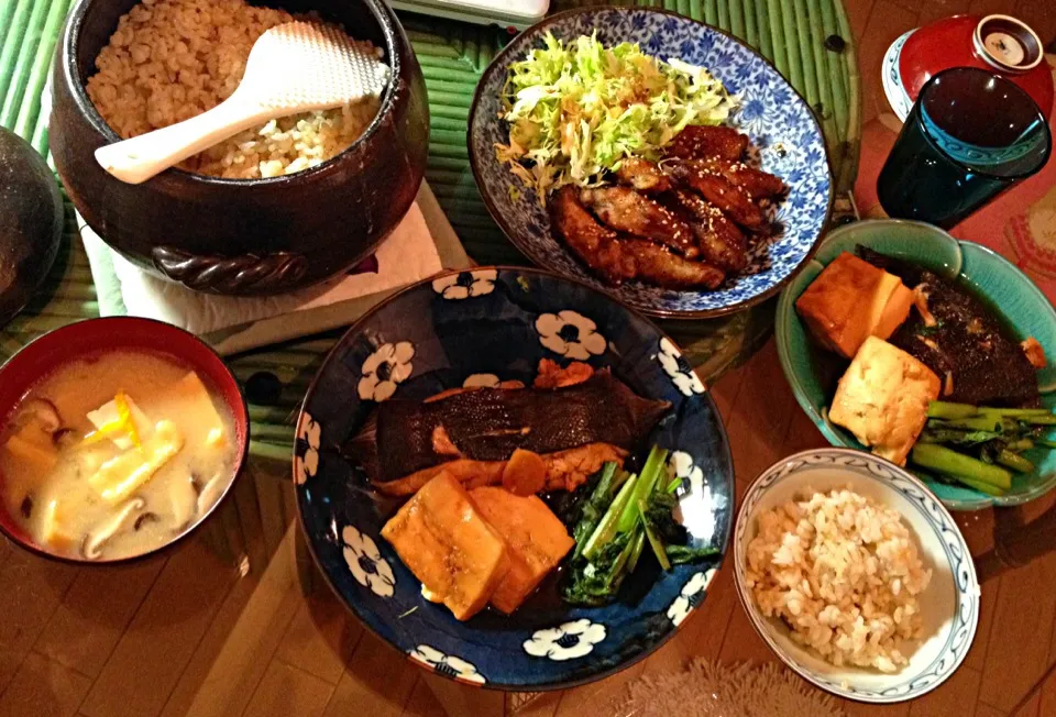 Snapdishの料理写真:鳥手羽の甘辛煮、カレイの煮付け、椎茸と油あげのお味噌汁|れいぽぽぽんさん