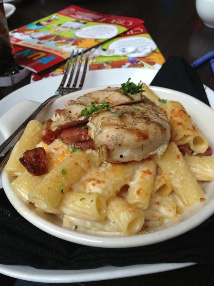 Baked Mac & cheese w/ bacon & chicken|adam adamsさん