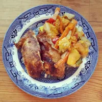 Snapdishの料理写真:Roast chicken and roasted mixed vegetables.|Claire Tyler-Smithさん