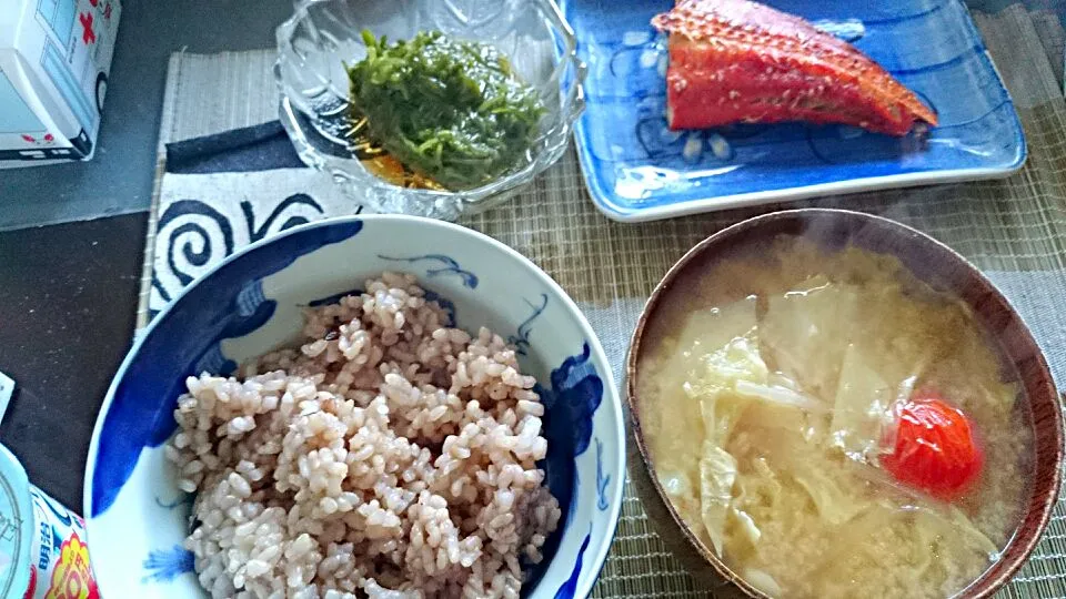 ホッケのみりん干し＆めかぶ＆トマトとキャベツの味噌汁|まぐろさん