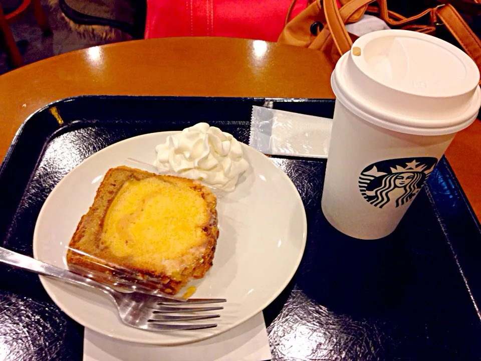 Snapdishの料理写真:Honey Cream with whip cream and ginger bread latte|amiさん