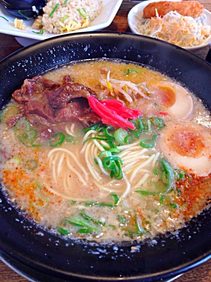 牛すじラーメン。煮玉子入り。五山|ウラカツさん