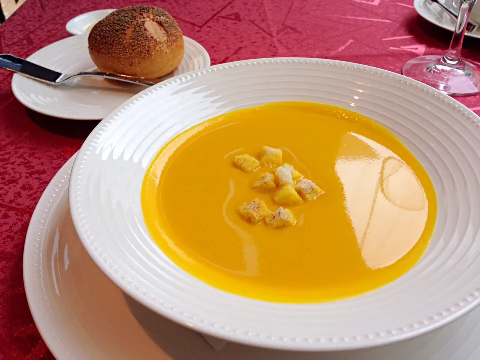 ランチ♪まずはカボチャのポタージュ|としおさん
