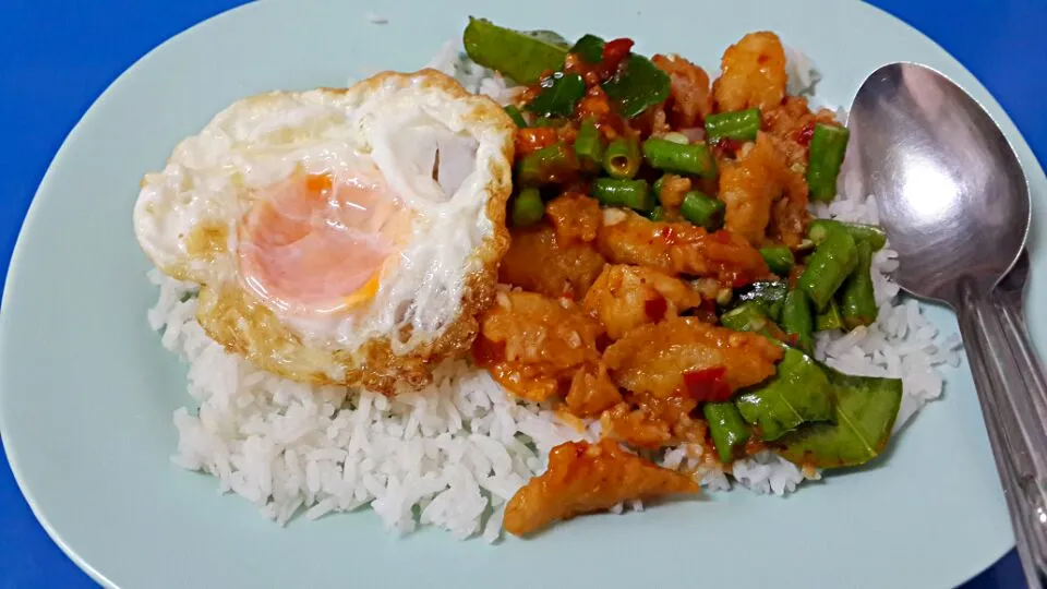 Snapdishの料理写真:ปลาผัดพริกแกงราดข้าว #Thaifood #Yummy|Ck Chamaiさん