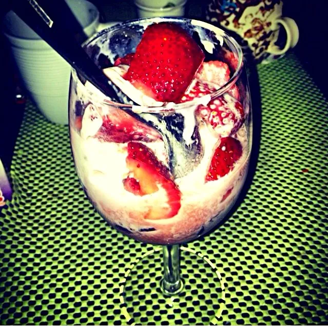 Vanilla ice cream cognac strawberries|geraldineさん