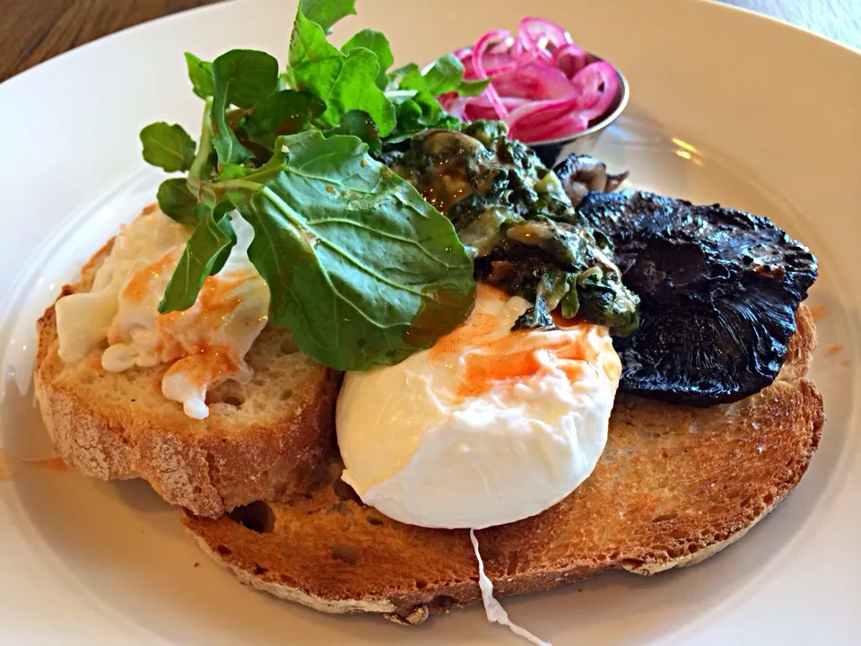 Poached eggs with spinach and black mushroom|Sergio Lacuevaさん