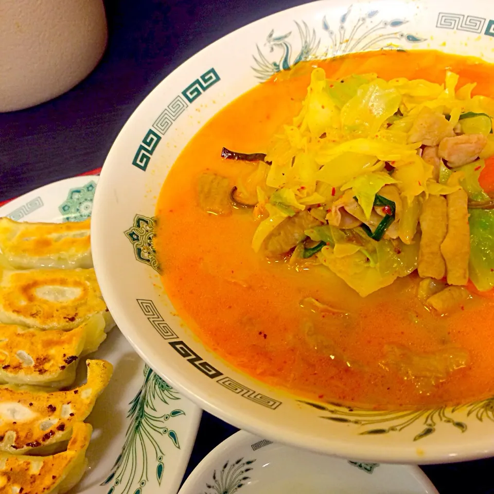 Snapdishの料理写真:モツ野菜ラーメン＋餃子セット@740円|Chikara Takeuchiさん