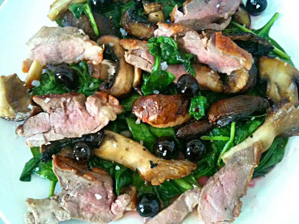 Duckbreast, spinach, mushrooms, pickled cherries..|marianne rasmussenさん