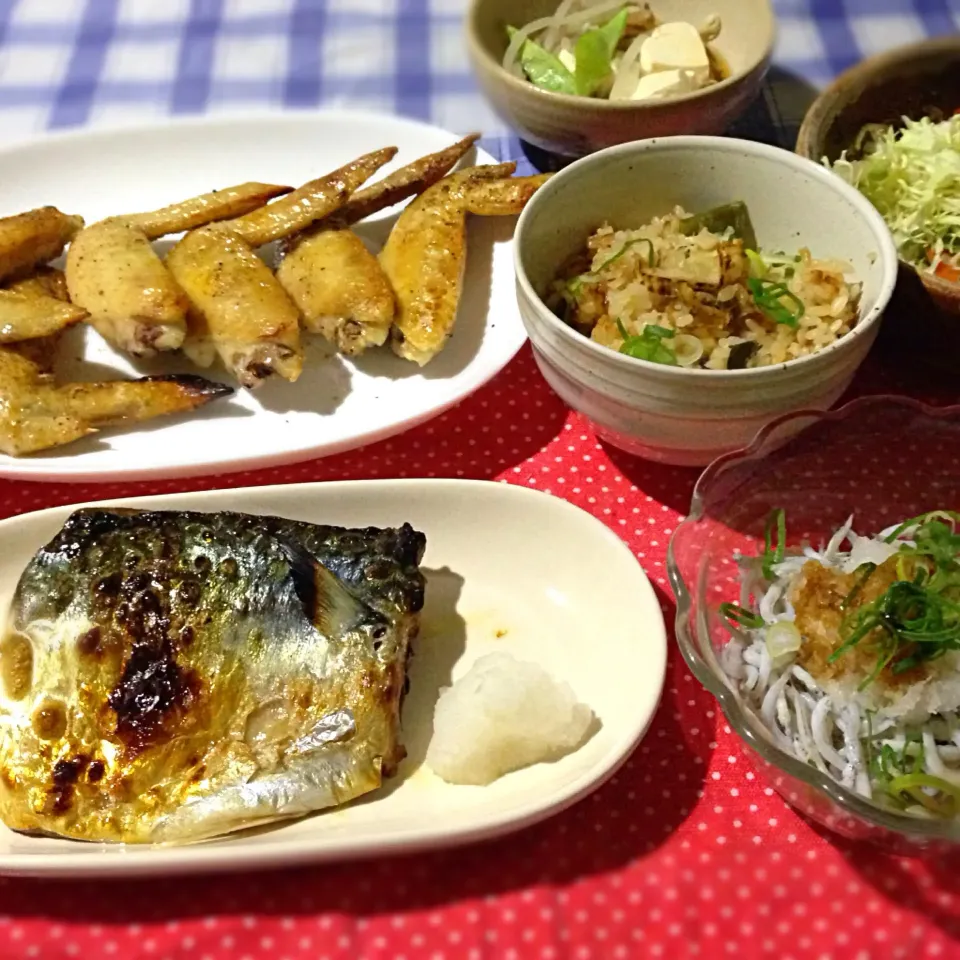 ホタテの炊き込みご飯、鯖、手羽先、しらすおろし、湯豆腐、サラダ|純さん