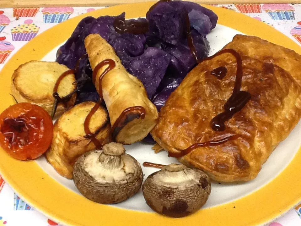 Snapdishの料理写真:Quorn steak slice with roast parsnips and red cabbage|Alan (Fred) Pipesさん