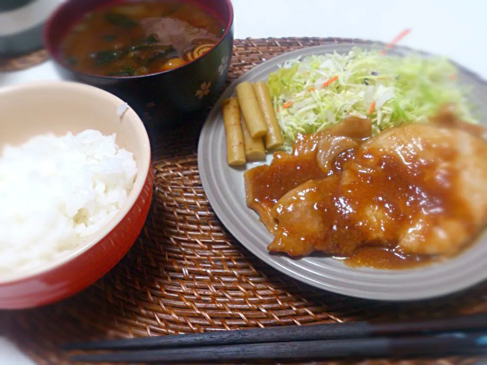 Snapdishの料理写真:豚の生姜焼き ゴボウ漬物 じゃがいもと玉ねぎの赤だし|にゃろめさん