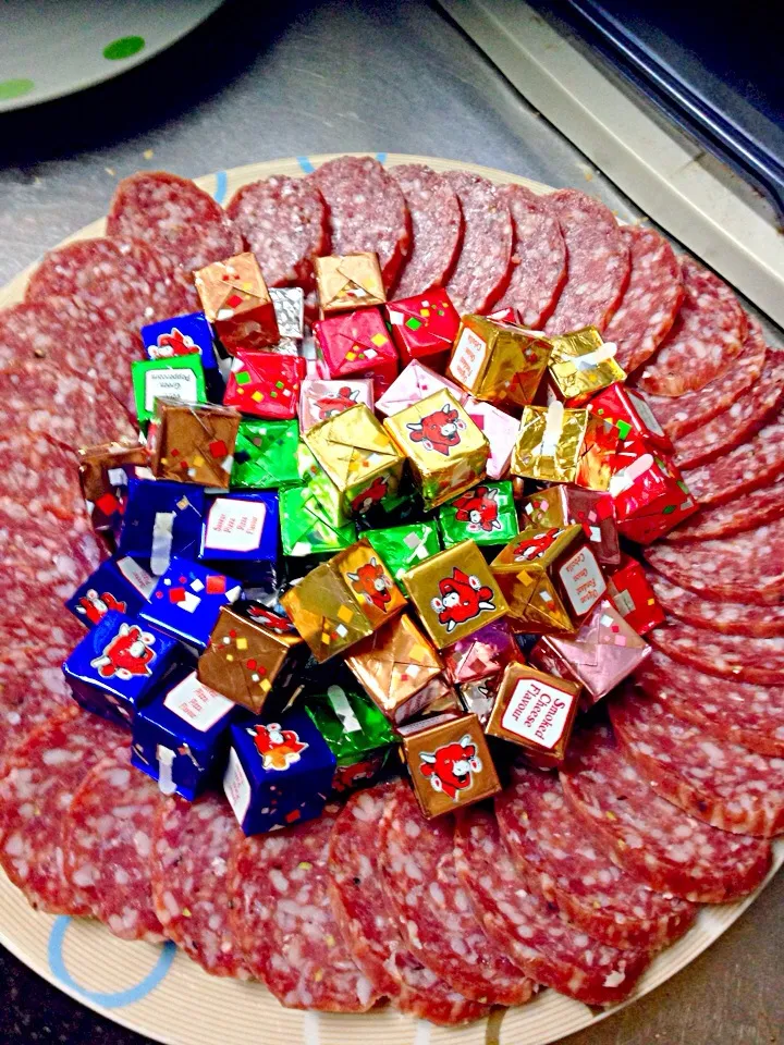 Snapdishの料理写真:Sliced Salami with cubes chedars cheeze|Aparicio Cenia Teofiloさん