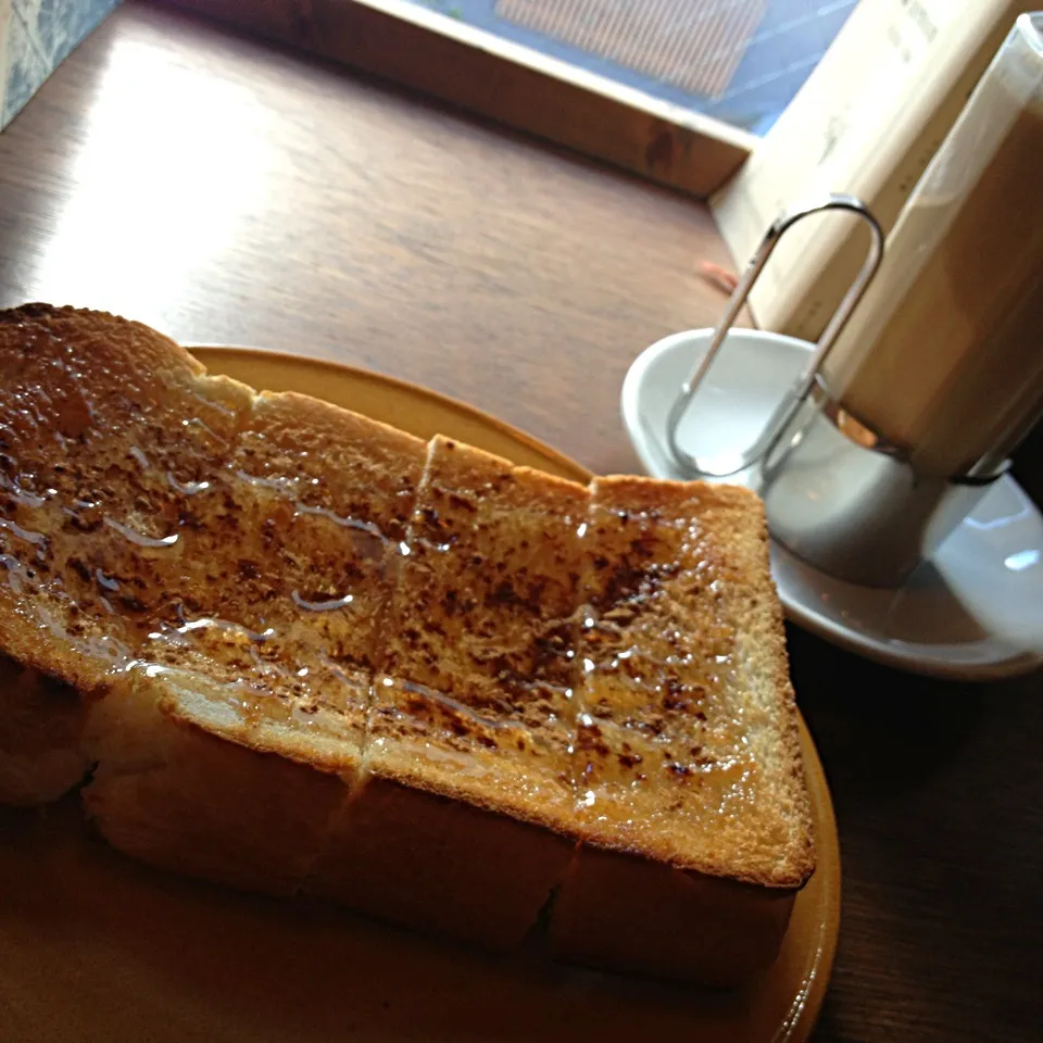 ハチミツシナモントーストとカフェオレ|さくさくぱんださん