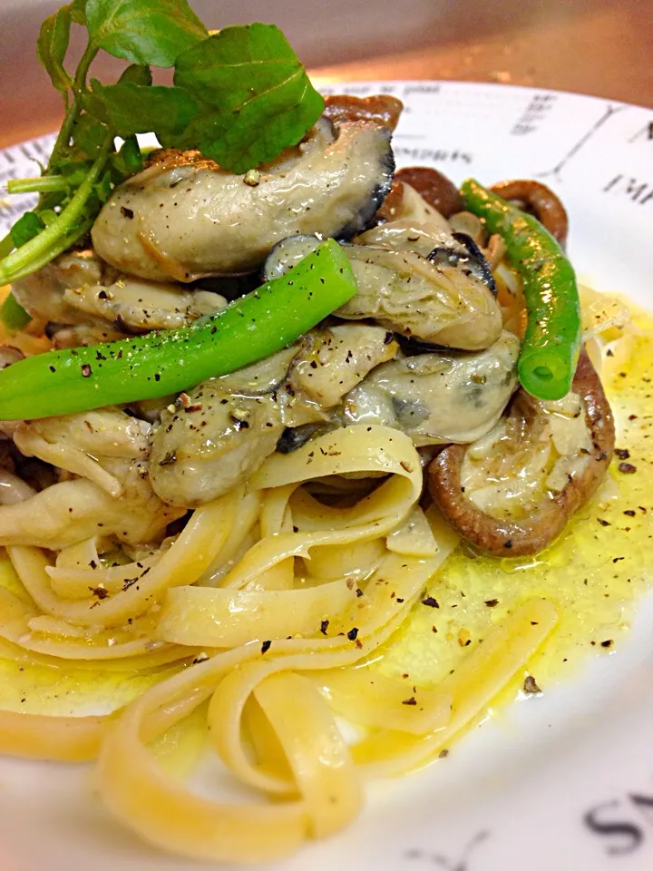 Snapdishの料理写真:Oyster & Shiitake Mushroom Pasta|Yuko Sasakiさん