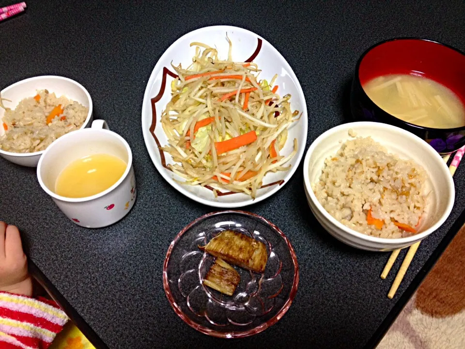 炊き込みご飯•もやし炒め(白胡麻醤油)|うるしちかさん