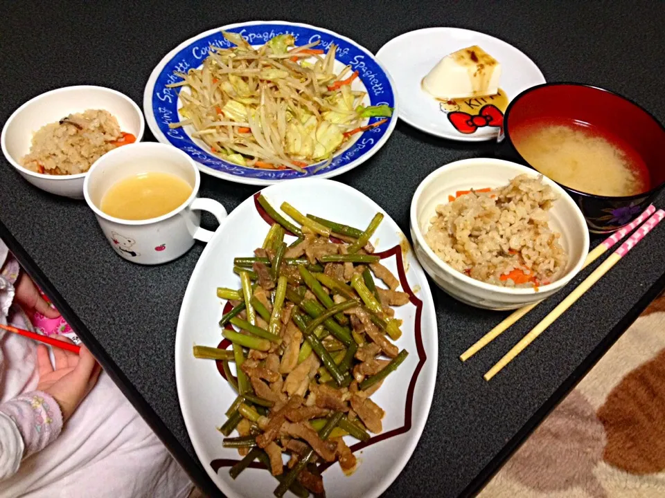 Snapdishの料理写真:炊き込みご飯•もやし炒め(焼肉のタレ白胡麻)•分のニンニクの芽炒め•豆腐|うるしちかさん