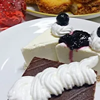 ハッピー、メリークリスマス！手作りケーキと買ってきたチョコケーキです|藤棚さん