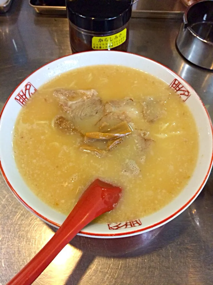 名門の特性ラーメン。コッテリで暫く放置すると表面に膜がはります。|Yukitaka Nishidaさん