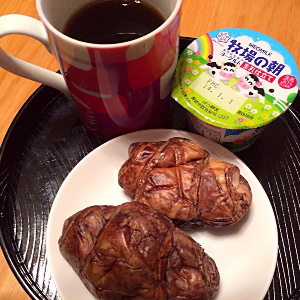 チョコクロワッサン ヨーグルト コーヒー|さるさん