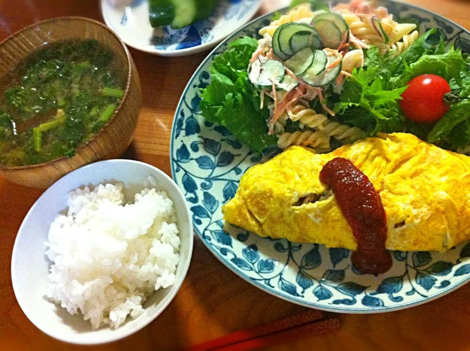 ジャガイモと鳥肉のオムレツ、マカロニサラダとの黄金コンビ！ 今日は白米で。冬菜はの韓国風味噌汁|Suzuki Akikoさん