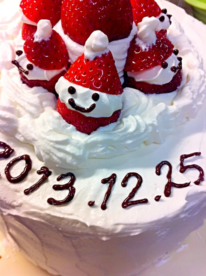 Snapdishの料理写真:Sasaさんの料理 サンタがいっぱいクリスマスケーキ(＾ｰ^)ノ💗〜꒰ღ˘◡˘ற꒱|いよこ🍻さん