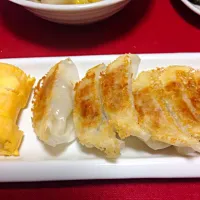 Snapdishの料理写真:餃子と卵焼き|おりえさん