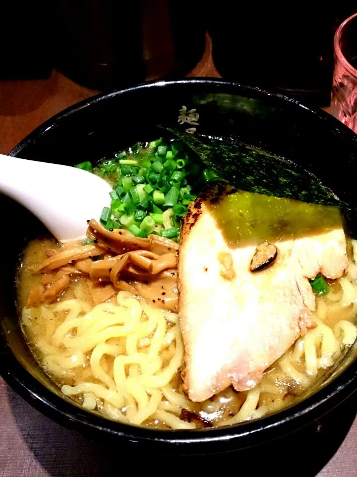 ら～麺中盛り。ちょっとしょっぱめな濃厚スープに縮れ太麺。チャーシューも柔らかくて美味しかった。|Reikoさん