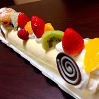 Snapdishの料理写真:ながーいロールケーキ|Takahiro  Yamamuraさん