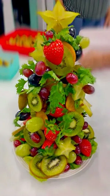 Snapdishの料理写真:small fruits and vegetables Christmas tree|vileenLさん