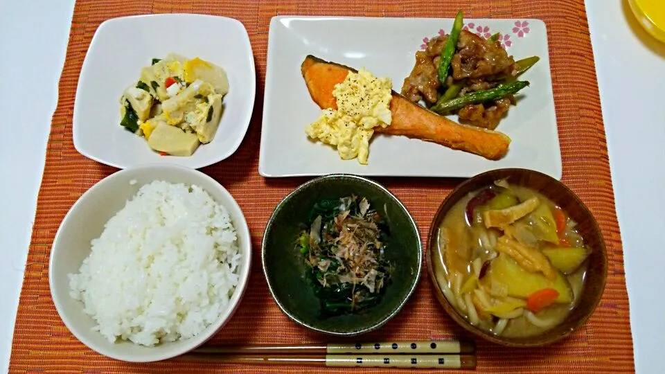 鮭のムニエル、豚肉とアスパラのオイスター炒め、高野豆腐、ほうれん草のごま和え、お味噌汁♡|yuiさん