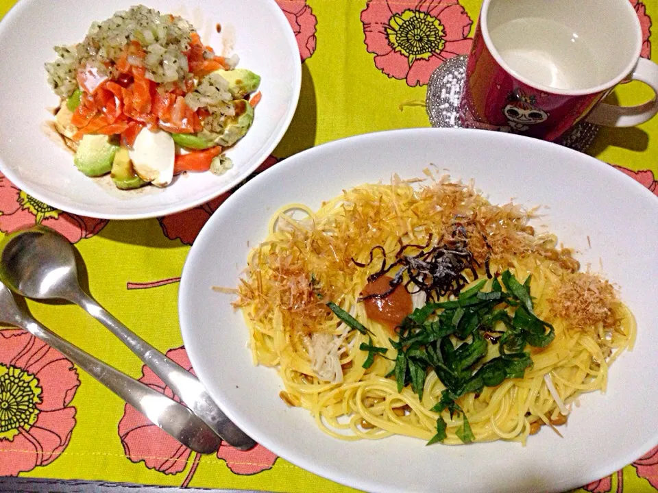 えのき納豆梅パスタとサーモンカプレーゼ風|こたつさん