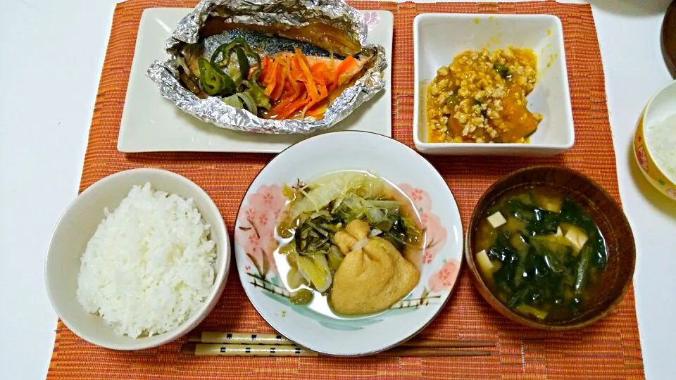 鮭のちゃんちゃん焼き風、南瓜のそぼろあん、水菜白菜もち巾着の煮物、お味噌汁♡|yuiさん