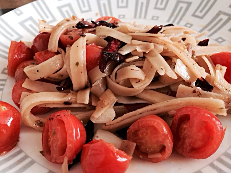 Snapdishの料理写真:Oil pasta with tomato|Carrie Kimさん