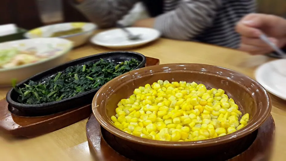 steam sweet corn and stir fried spinach|sachaさん