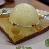 Snapdishの料理写真:roasted apple pie with vanilla ice cream|sachaさん