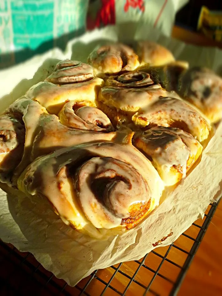 Cinnamon rolls made with sour cream and orange zest dough and vanilla bean glaze.|Fe's kitchenさん