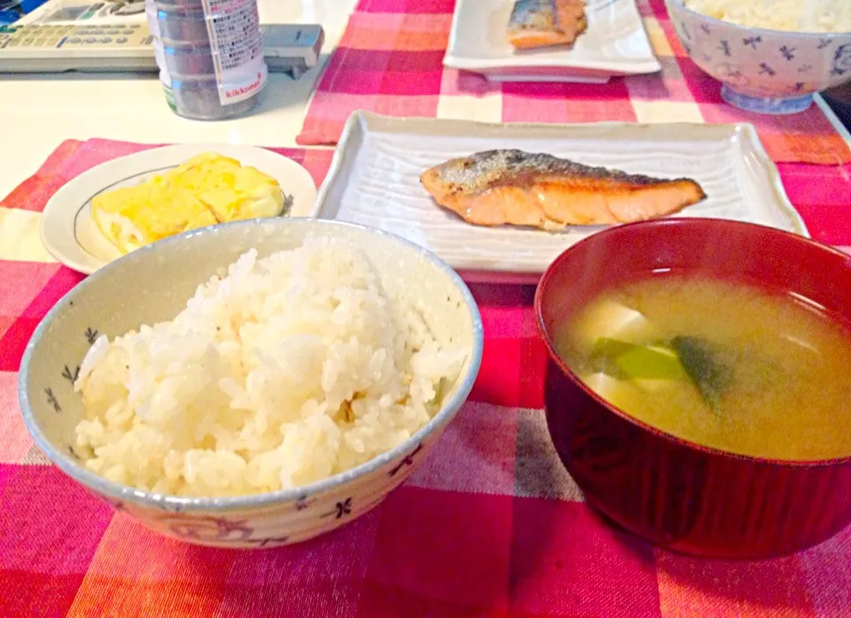 朝ごはん*塩鮭、たまごやき、豆腐とワカメのみそ汁|ひかるんさん