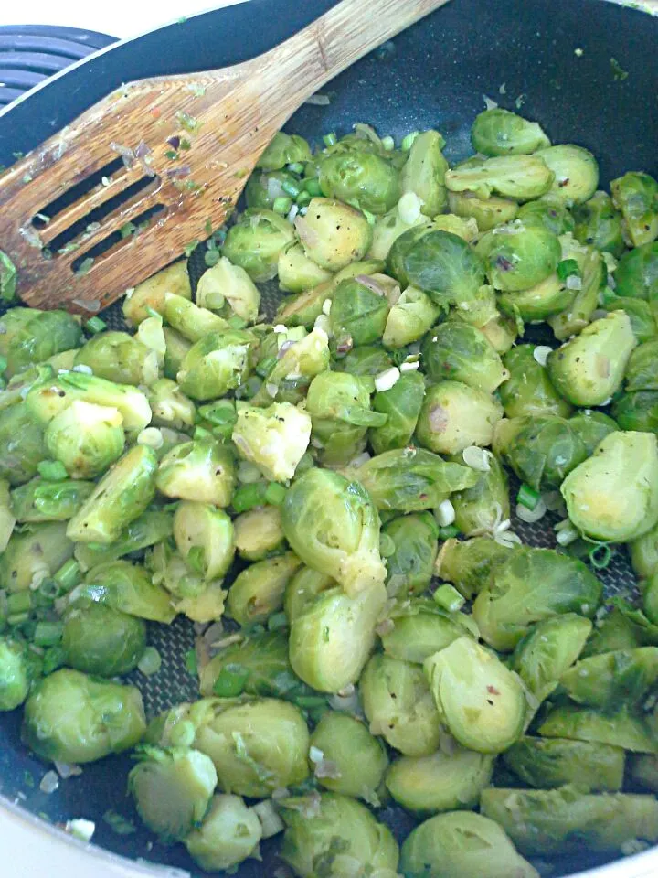 Sautéed sprouts with garlic and scallion|Fe's kitchenさん