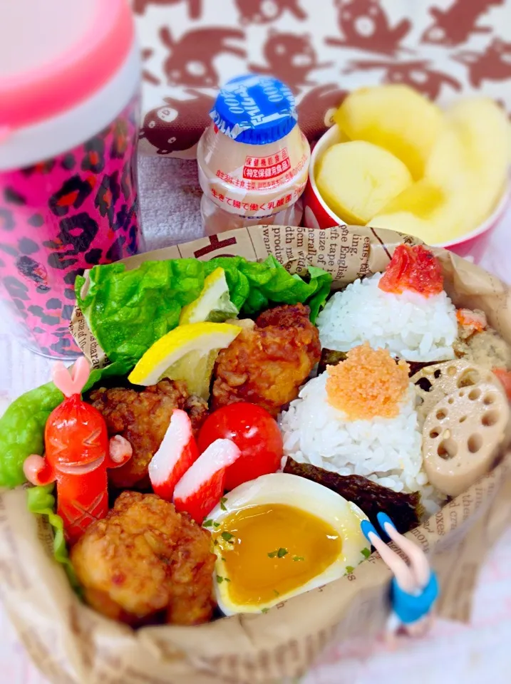 Snapdishの料理写真:おにぎり＆唐揚げお弁当♪|桃実さん