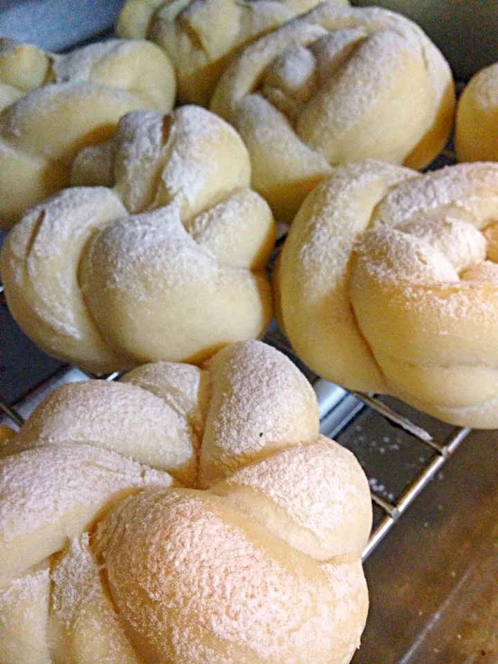 りんさんの料理 白パン焼きました🍞 初！成形パン☆|ひろぽんさん