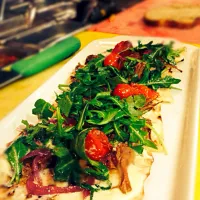 Lamb flat bread, roasted tomato, pickled onions, baby arugula and 3 cheese sauce.|Pty Freestyle Cookingさん