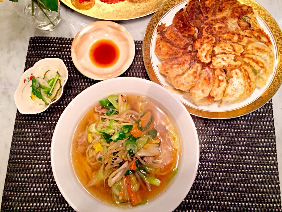 野菜たっぷりラーメン、餃子|さとみさん