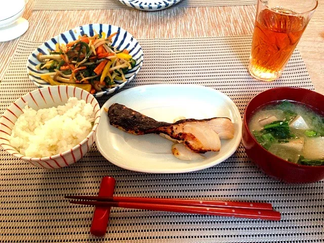 タラの塩麹焼き、五目野菜炒め、里芋のお味噌汁|まろさん