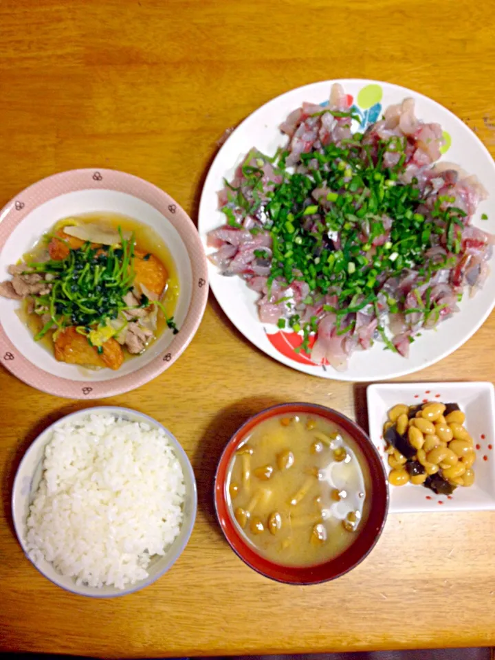 アジの刺身、さつま揚げと野菜の煮物、昆布豆、ナメコと豆腐の味噌汁、ご飯|ゆうたんさん