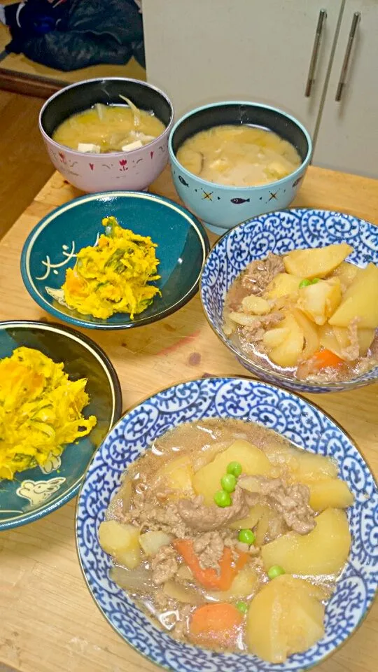 Snapdishの料理写真:肉じゃが
かぼちゃサラダ
白菜の味噌汁|ちゃんりいさん