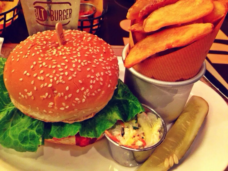 Snapdishの料理写真:Burger & Fries|donedronさん